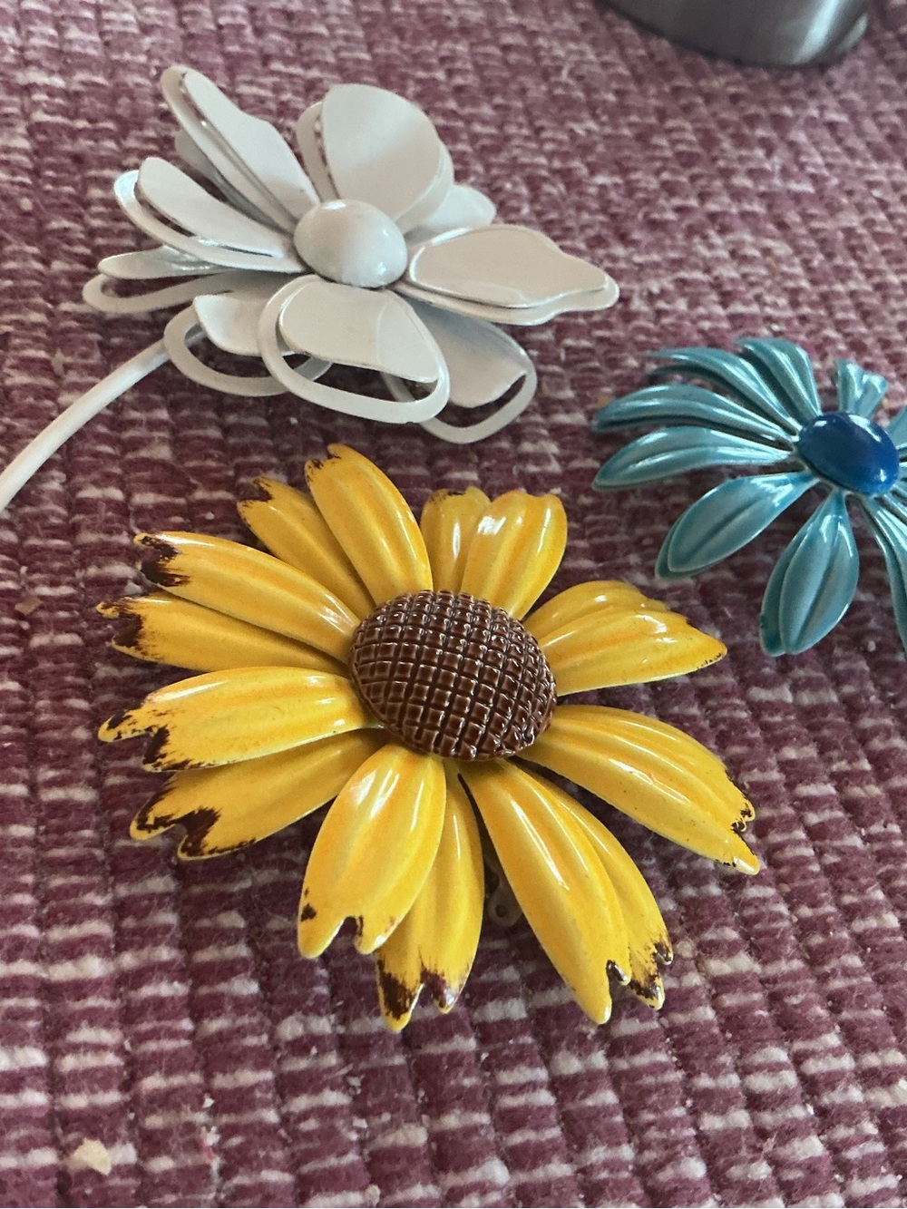 Vintage daisy sunflower pins..euc